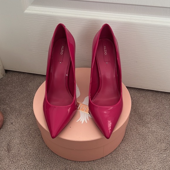 Also hot pink heels - Picture 4 of 7